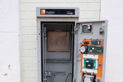 Máquina de billetes de Rodalies, completamente destrozada, en la estación de les Borges
