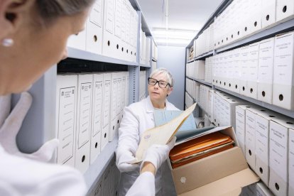 Cristina Magrinyà, técnica del archivo en la parte dedicada al fondo de prisiones,