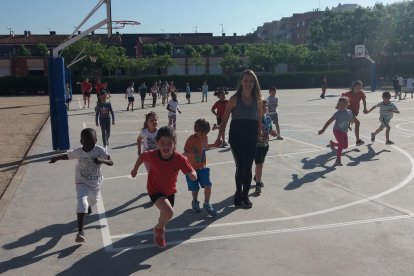 Alumnos de Primaria realizando la milla en el patio de la escuela