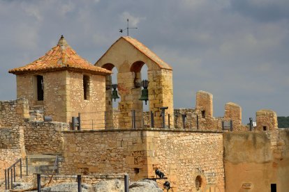 La caseta de los conjuros está sobre la iglesia del castillo.