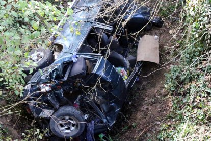 Pla des de dalt on es veu el cotxe de la víctima bolcat aquest divendres 20 d'octubre de 2017.