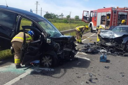 Accidente de tráfico en Riudoms: una mujer de 25 y un niño de 4 años, graves