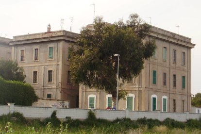 Dos pabellones del barrio ferroviario.