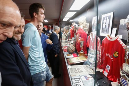 Manu Barreiro observa alguno de los objetos expuestos en las vitrinas del Museo.