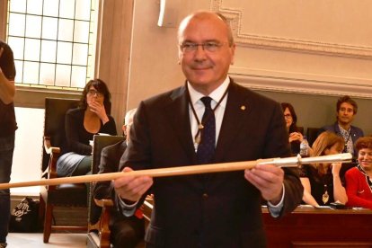 Pellicer muestra la vara de alcalde.