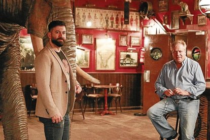 Sam López y Josep Maria Tintorer, con el emblemático elefante de una sala de La Fàbrica.