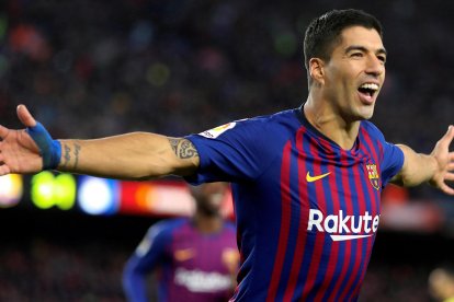 Luis Suárez celebra uno de sus tres goles conseguidos.
