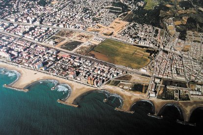 Los espigones han generado unas calas poco naturales en Cunit.