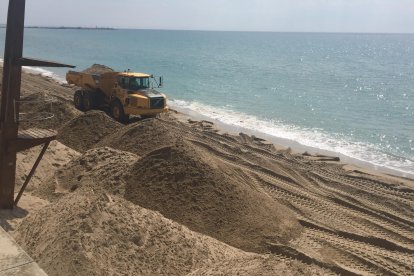 Aportación de arena en la playa del Francàs.