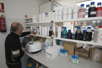 Laboratorios de Hilfe Agrotechnical en L'Aldea.