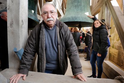 ‘Tòful’ Conesa, campanero de la Catedral, en primer plano y, a la derecha, la joven campanera Laura Carreto.
