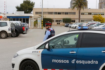 Imagen de una patrulla de Mossos d'Esquadra en las instalaciones de Ercros.