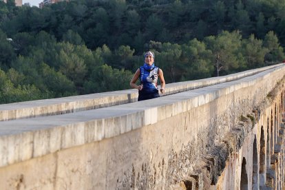Covi Robles, entrenando en el Pont del Diable con la camiseta del CE Trail Tarraco, que tiene como emblema un lobo.