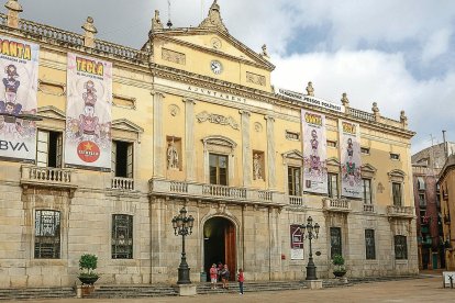 La lejanía de las elecciones municipales propicia la subida de impuestos a troche y moche.