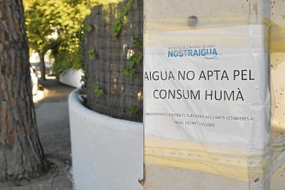 En la urbanización hay diversos carteles que alertan que el agua de la zona tan solo es apta para consumo humano. Los vecinos denuncian el lamentable estado de las calles.