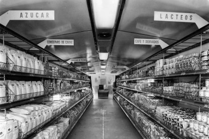Interior de un tren economato.