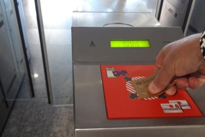 El torno se abre al acercar la tarjeta.