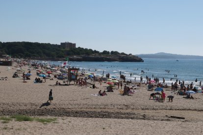 Pla general dels banyistes a la platja de l'Arrabassada de Tarragona.