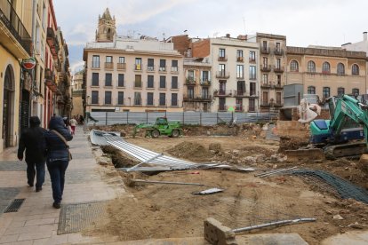 El viento ha tirado al suelo las planchas que protegían las obras de construcción del nuevo hotel del Pallol.