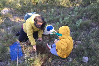 Los más pequeños colaboraron para mejorar la montaña.