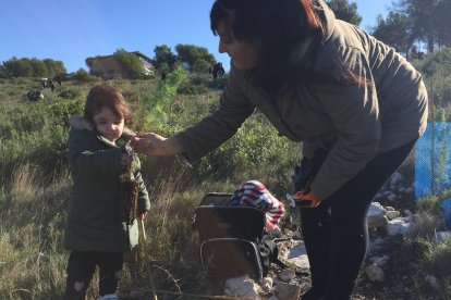 La pequeña Naike con su madre.