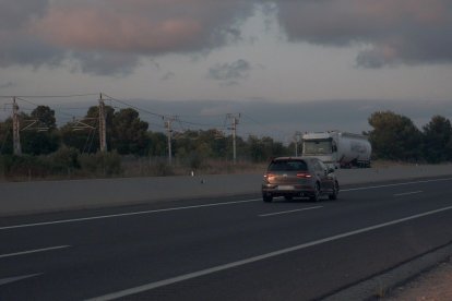 El coche que iba a 227 km/h por la autovía a su paso por Mont-roig.