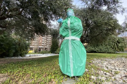 Las estatuas de Reus se disfrazan en honor a los sanitarios