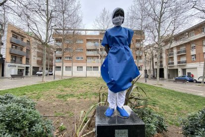 Las estatuas de Reus se disfrazan en honor a los sanitarios