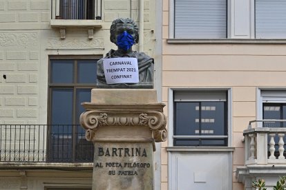 Las estatuas de Reus se disfrazan en honor a los sanitarios