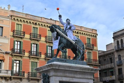 Las estatuas de Reus se disfrazan en honor a los sanitarios