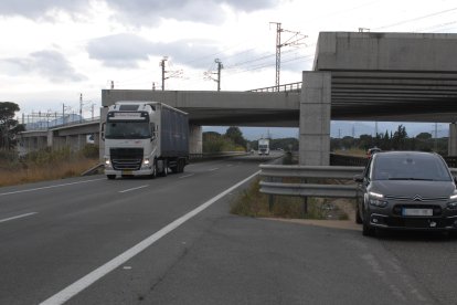 Vehículo radar de los Mossos en la autopìsta AP-7 a su paso por Cambrils.