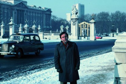 El periodista i escriptor Lluís Foix davant de Buckingham Palace quan era corresponsal.
