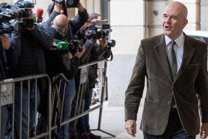 Chaves entra en la Audiencia de Sevilla. EFE