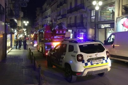 Los vehículos de emergencia esta noche en la calle Unió.