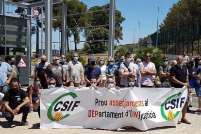 Representantes del sindidcato CSIF se concentra en Mas d’Enric.