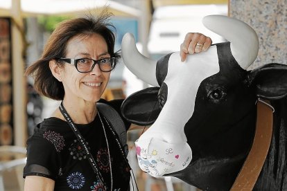 La doctora especializada en nutrición María Teresa Prieto, con la vaca del establecimiento Ale-Hop.