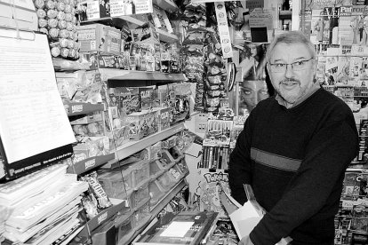 Julio Dueñas, en el interior del estanco hace más de 15 años.