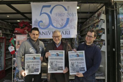 Julio Dueñas (centro) y su hijo Javier (derecha), junto a uno de los trabajadores del quisoco en 2007.