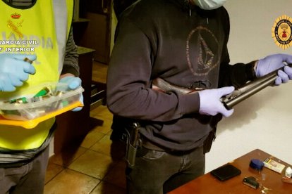 El fugitivo de un intento de homicidio en Torreforta que vigilaba una plantación de 'maría' en Miami Platja