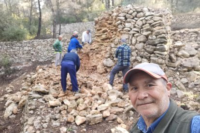 Voluntarios restaurando una barraca.