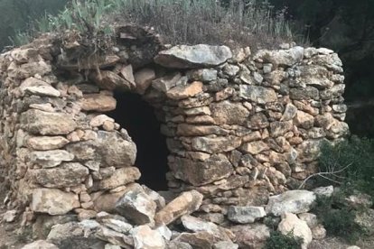 La barraca que ha aparecido dañada.
