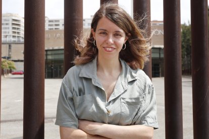 Carla Aguilar-Cunill, este jueves frente al Recinte Firal, emplazamiento que durante la Covid ha albergado a personas sintecho.