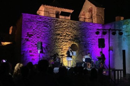 Momento de un concierto en el Castell de Calafell.