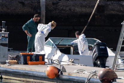 Imagen de los equipos de investigación analizando el barco de Tomás Antonio G.C. EFE