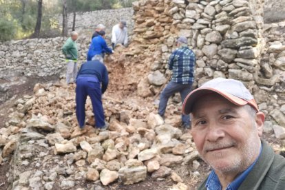 Voluntarios en la restauración de la barraca.