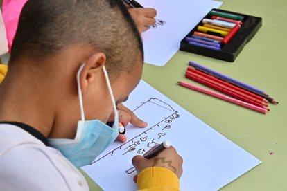 Un niño participa en un taller del programa Emociona’t que organizó el IMET en escuelas y espacios públicos.
