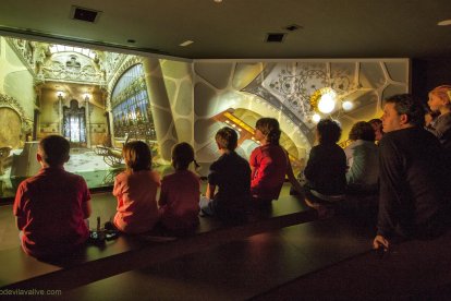 Unos niños contemplan el audiovisual sobre el modernismo reusense en el Gaudí Centre.