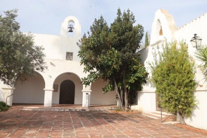 El cura cambrilense Xavier Morell oficia misa los sábados en la iglesia de Santa Maria de Vilafortuny desde julio.