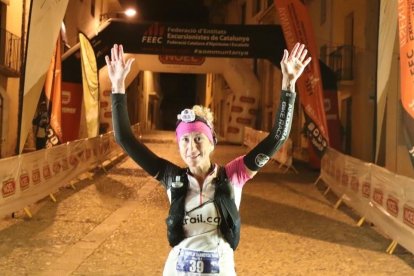 Covi Robles, entrando en la meta de la Trepitja Garrotxa en Oix.