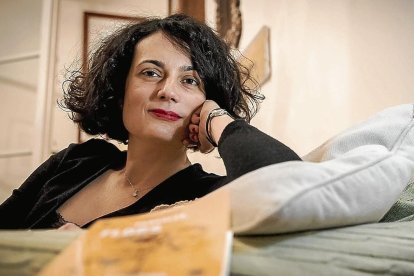 L’escriptora tortosina Cinta Arasa, en una imatge promocional.